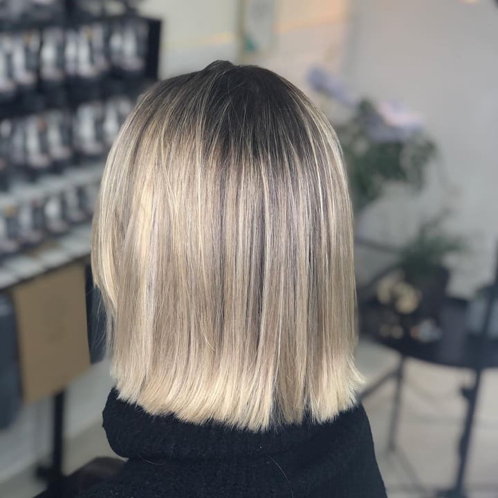 Blonde bob met een zacht uitgroei-effect