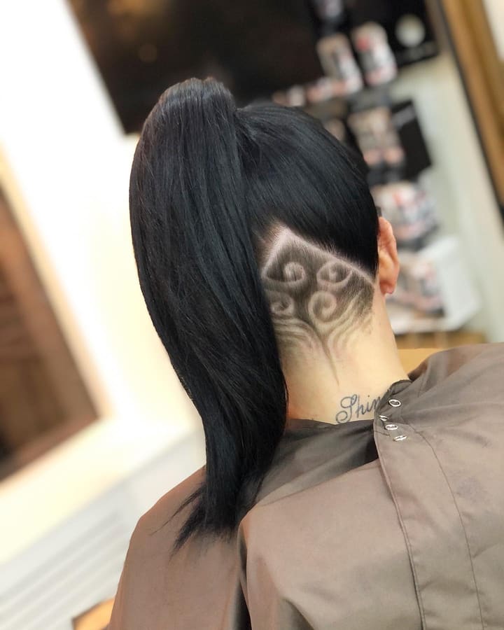 Paardenstaart met een geschoren undercut-design in de nek